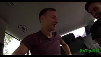 Afspelen Slechte seksspelletjes van homoseksuele mannen in een auto