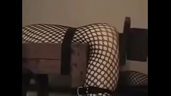 Redare Dildo negru care rearanjează intestinele și organele