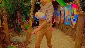 Afspelen Mooie meid 1 *** magere crossdresser ts met grote tieten hete kont en benen modellen bikinikleding bij strandmotel
