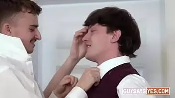 Riproduci Guysaysyes.com - Ryan è impressionato dalle dimensioni di Edward e presto i due ragazzi si ritrovano a peccare beatamente l'uno con l'altro.