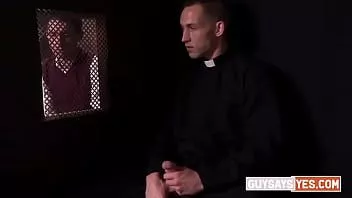 Riproduci Guysaysyes.com - Father Sinns lo conforta prima di offrirgli un modo per sfogarsi... facendo una sveltina nel confessionale, Shae ottiene sia il piacere che l'assoluzione!