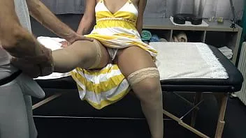 Riproduci La mamma sexy è venuta a fare un massaggio con i vestiti perché si vergognava ma ha iniziato a stuzzicare la massaggiatrice con le sue mutandine trasparenti