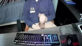 play Il giocatore gay viene alla sua scrivania dopo averlo battuto duramente