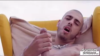 play Southernstrokes dövmeli sporcu ari nucci solo mastürbasyon yapıyor