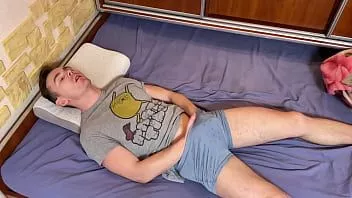 Afspelen Student maakt hete kreunende cumshot in het bed