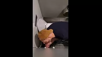 Afspelen Homo's bespioneren die lullen zuigen door de gloryhole