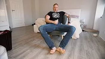 播放 大个子光着脚乱说脏话怎么惩罚你我的同性恋镜头