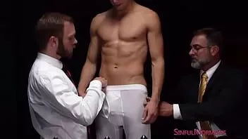 Redare Sinfulmormons.com - primele două chei au fost ușoare. bine, mai usor. Elder Land se jucase cu gaura lui de ani de zile și știa că poate lua orice, de la degete mici la penisuri mari.