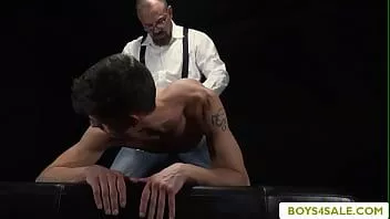 播放 奴隶商人巴拉德知道如何对付顽皮的奴隶