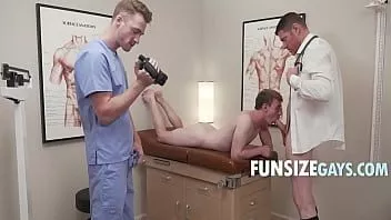تشغيل يسجل دكتور وولف الفحص البدني لمريض طرفة عين