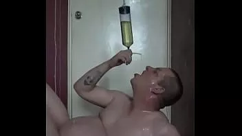 play Biseksuele homo man mark wright neemt zijn eigen pis douche maar wil dat de hater in plaats daarvan over hem komt pissen