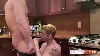 Reproduzir Guysaysyes.com - johnny e jj adoram usar sua cozinha para muito mais do que apenas cozinhar.
