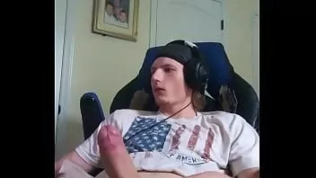 Riproduci Matthew Cole si masturba e viene sul letto