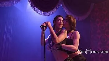 play La dueña de un club trans audiciona a la cantante principal con su polla