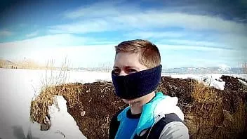 play Mauvaises images, vidéo de mauvaise qualité d'un jeune étalon naviguant sur les berges du canal pour hommes dans une petite ville natale. pisser.
