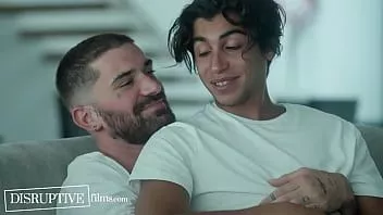 Reproducir Chris maldito se pone duro con su novio latino virgen - disruptivefilms