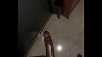 चलाएँ मेरे बड़े काले डिक को सहने के लिए कुछ मदद की ज़रूरत है