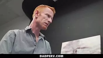 تشغيل Stepdaddy يُظهر ابن زوجته الصغير الذي هو الرئيس في المنزل - dadperv