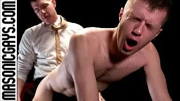 Reproduzir O mestre legrand wolf está esperando o aprendiz maxx monroe entrar na sala escura. ele então começa a tocar e sentir o corpo maxx e o pau grande