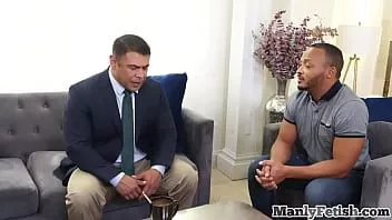 Reproduzir Seu galã sem sela cavalga o pau de seu colega hipnotizado