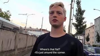 play Filip'in trenleri izlediğini görür ve ona yaklaşır ve ona trenleri izlemekten daha iyi bir şey teklif eder - bigstr