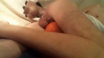 Reproducir Después del entrenamiento con Atlas Toy, el chorizo ​​se desliza justo en el agujero de una zorra descuidada