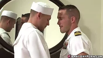 Reproduzir Aden Jaric e seu ex-camarada Bobby Clark se reencontram em um hotel e eles rapidamente ficam em uma posição de 69 rimando e chupando o pau um do outro.