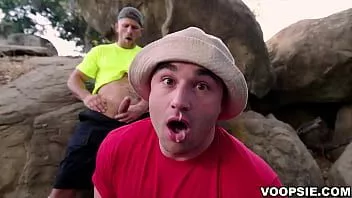 Afspelen Au! roman todd wordt gebeten door een slang als hij lekt in de bush! hij moet het gif zo snel mogelijk uit zijn lid krijgen en vraagt ​​zijn vriend Michael Boston om het eruit te zuigen!