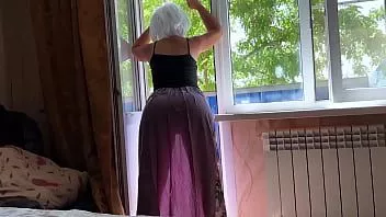Riproduci La matrigna in abito trasparente mostra il suo grosso culo al figliastro e aspetta il sesso anale