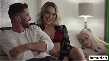 Redare Slut shemale analed de prietenul surorilor vitrege