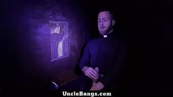 play Il giovane ragazzo cattolico confessa i suoi peccati e viene punito - unclebang
