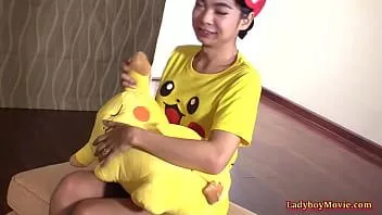 play Ladyboy yoyo fait une pipe et se fait sodomiser