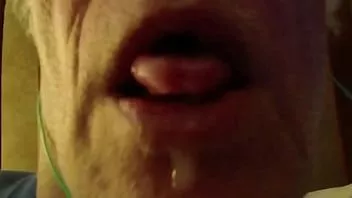 Riproduci Compilation di sborrate per il vecchio nonno troia che ama succhiare - parte 2