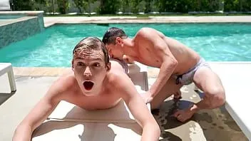 Afspelen Het zwembadfeest verandert in een wilde marathon als de twee stiefbroers, taylor regeren en jack bailey, seks beginnen te hebben bij het zwembad, en in het zwembad!