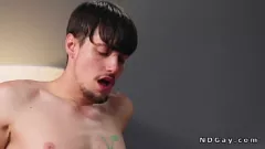تشغيل المغامرة الشرجية للأزرار العضلية: جلسة Deepthroat المليئة بالنائب وجلسة HANDJOB