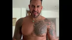 再生 ラテン系スタッド ヴィクトール ロムの筋肉質の BBCPorno - ソロ オナニー