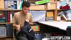 Riproduci Ufficiale in uniforme con un grosso cazzo punisce un ragazzo magro con sesso anale violento