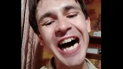 play Grazer de dents masculines accrochées : orgie extrême de consommation de concombre