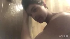 play Sessione di doccia da solo vapore con simpatico Twink Niko Springs e il suo grosso cazzo