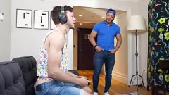 play Il guidatore di consegna appeso ottiene pompini bagnati dal muscoloso twink gay