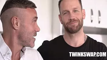 play Twink viclean prins sărind peste curs de către tați și pedepsit