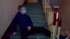 Redare Public Jerk-off pe scări: Bărbatul Gay amator sexy pleacă