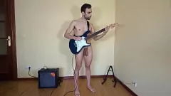 play Hotty European Hottie Zeus Ray accarezza il suo grosso cazzo non tagliato
