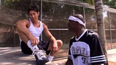 play Studul negru atârnat se întinde pe tâmpitul strâns al lui Twink în Intense Interracial Gay Gay