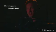 play Podcaster geeft getatoeëerde twink een ruwe anale neuk op de bank