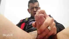 play Big Dick Latino Maduro se pone travieso y se masturba