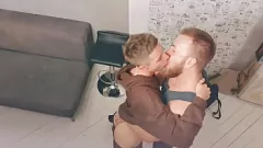 Afspelen Hung Dilf Pounds Twink's strakke kont in intense Bareback -ontmoeting thuis