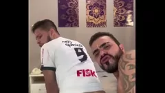 Riproduci Il mio allenatore di calcio con un enorme cazzo da 23 cm voleva una chiacchierata privata, mi portò al suo posto e mi mangiava fuori