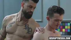 Abspielen Unerfahrener schwuler Pornostar erträgt das harte Handling am Set
