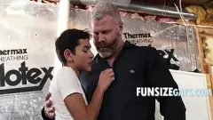 Reproducir Handyman sirve el agujero apretado de Twink en el encuentro gay a pelo